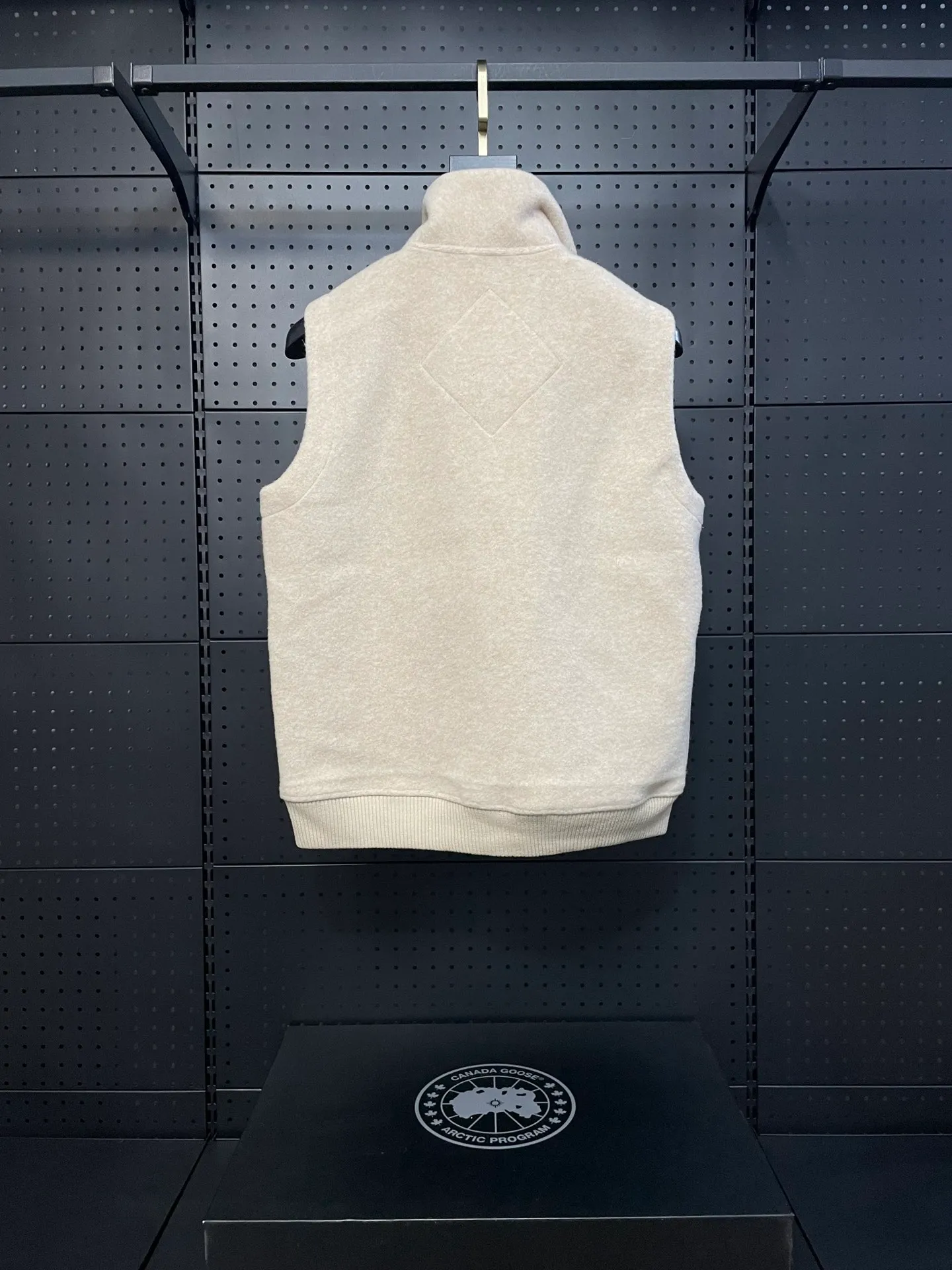 P600 Khaki CANADA GOOSE/Canada Goose Autumn and winter couple's fleece vest jacket 🔘Color: Black Gray Khaki Highest version Original fabric High version High quality) ⚠All details Fabric accessories craftsmanship (all 1:1 verified) (The owner is a "detail monster" so the goods he makes also pay attention to details) 1⃣ Distinguish the wrong version of the market goods: all go single line ❌ Our genuine 1:1 special machine presses the line (high requirements for machine workers) 2⃣ Differentiates the market from drawings and making goods. Fabric color difference is too big. You get what you pay for, not fast food. 3⃣ Differentiates the market from low-end versions to receive labels, hang tags, and wash labels. All our accessories are custom-made (approved level) 4⃣ Differentiates the market from the detail-free workmanship❌ Our workmanship: neckline, shoulder line, armholes, cuffs, hem (In order to increase the cost, we must also restore the original product: yoke taping, double needle threading🔍) Size: S-XXL